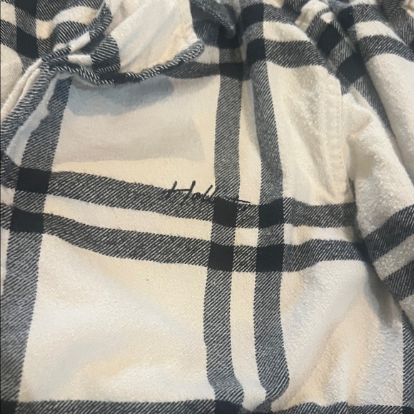 Women’s XS Black and Off White Hollister Plaid Shirt - Picture 3 of 6